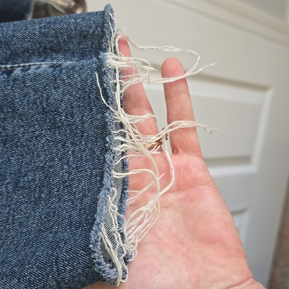 EUC Denizen Levi's Distressed Jeans - Picture 2 of 5